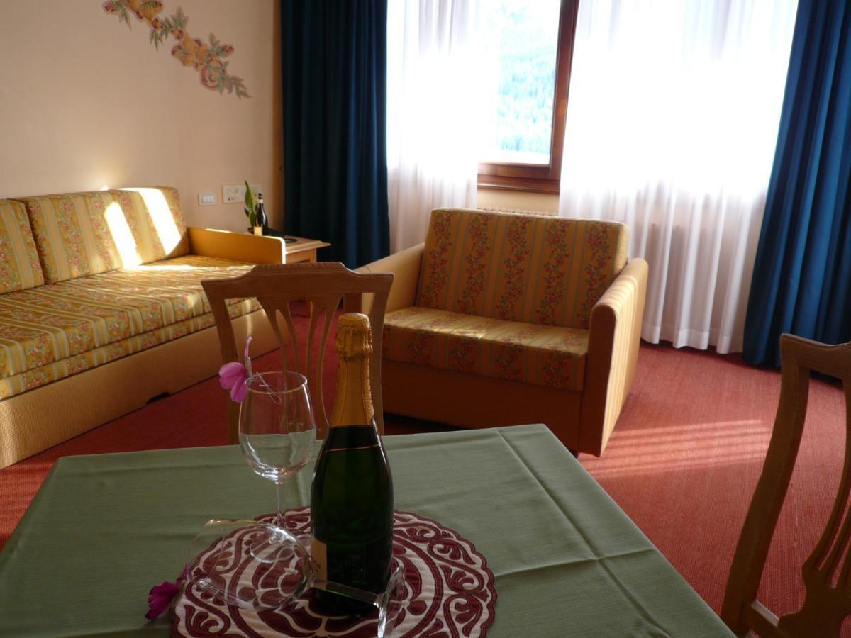 מדונה די קמפיליו Rta Hotel Catturani מראה חיצוני תמונה